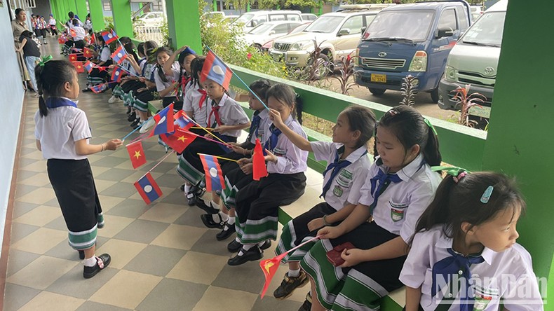 Trường song ngữ Lào-Việt Nam Nguyễn Du khai giảng năm học mới ảnh 2