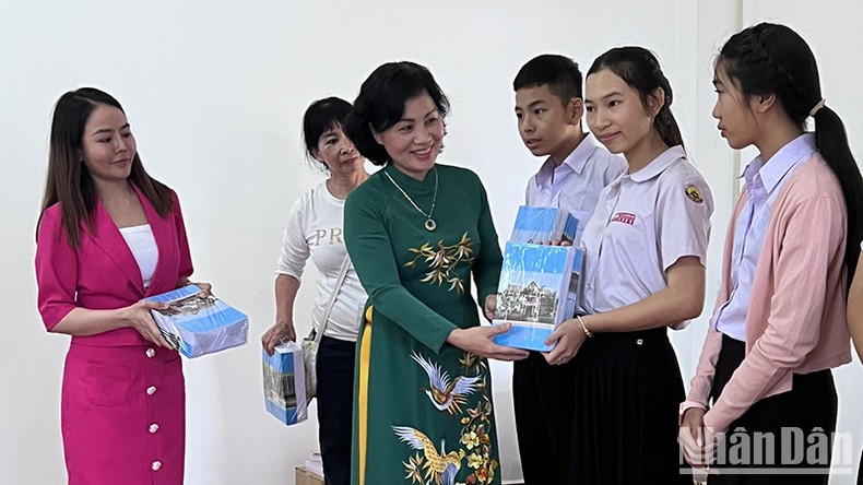 Trường song ngữ Lào-Việt Nam Nguyễn Du khai giảng năm học mới ảnh 4