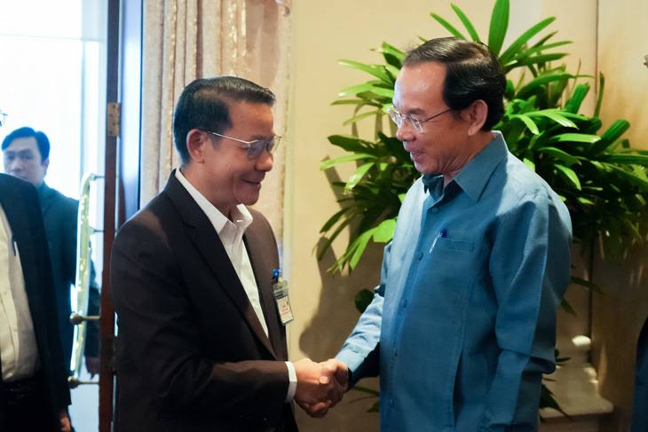 Bí thư Thành ủy TP.HCM Nguyễn Văn Nên (bên phải) tiếp ông Phoykham Hungbounyuang, bí thư Tỉnh ủy, tỉnh trưởng Xaisomboun, ngày 19-10 - Ảnh: HỮU HẠNH