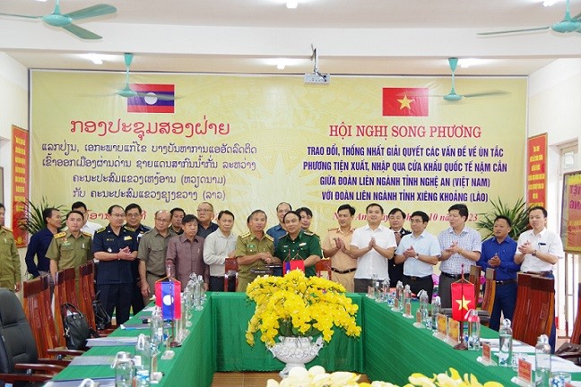 Việt Nam - Lào: Giải quyết vấn đề ùn tắc phương tiện tại cửa khẩu quốc tế Nậm Cắn