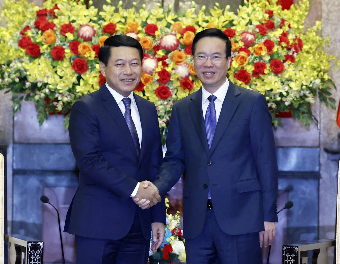 Chủ tịch nước Võ Văn Thưởng bắt tay Phó thủ tướng, Bộ trưởng Ngoại giao Lào Saleumxay Kommasith - Ảnh: TTXVN
