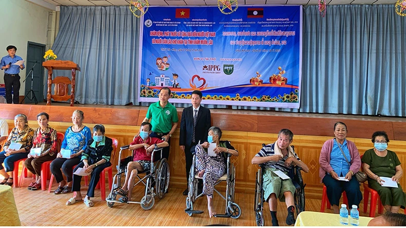 Tổ chức thăm, khám bệnh cho người Việt Nam tại Lào ảnh 1
