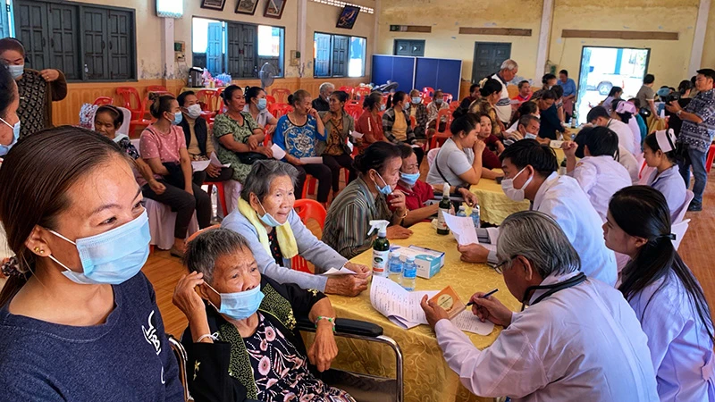 Khám bệnh cho người dân tại tỉnh Khăm-Muồn, Cộng hòa dân chủ nhân dân Lào. (Ảnh: Ban Tổ chức)
