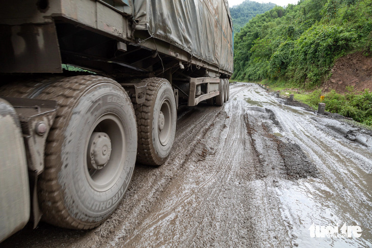 Đường Hồ Chí Minh nhánh tây hư hỏng do vận chuyển than từ Lào về Việt Nam - Ảnh: HOÀNG TÁO