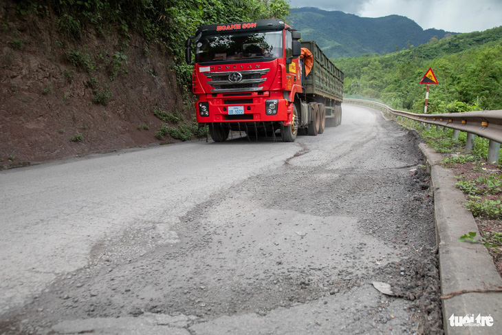Ngày cao điểm có 400 - 450 lượt xe tải chở than qua biên giới Việt Nam - Lào - Ảnh: HOÀNG TÁO