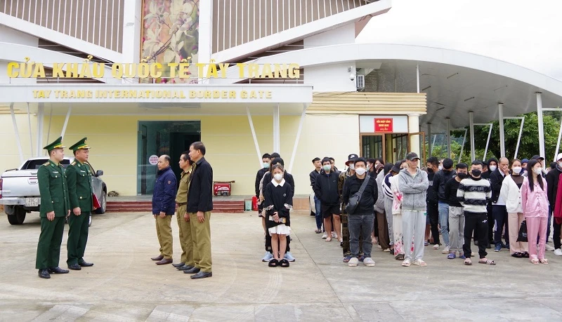 Lực lượng chức năng trao trả 69 công dân tại Cửa khẩu Quốc tế Tây Trang.