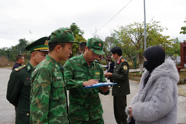 Điện Biên tiếp nhận 69 công dân do Lào trao trả qua Cửa khẩu quốc tế Tây Trang ảnh 1