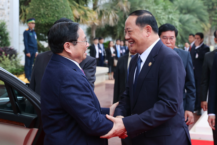 Thủ tướng Lào Sonexay Siphandone đón Thủ tướng Phạm Minh Chính hồi tháng 1-2023 - Ảnh: TTXVN