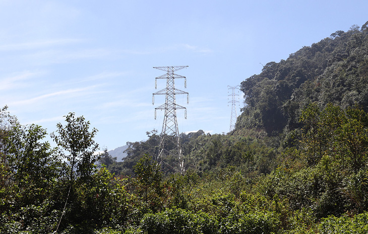 Một đường dây truyền tải điện được xây dựng để phục vụ nhập khẩu điện gió từ Lào - Ảnh: C.DŨNG