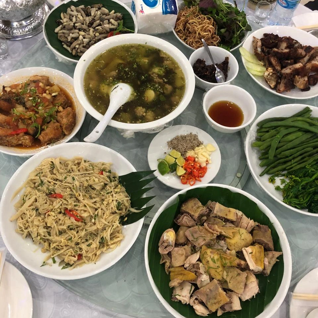 Vợ chồng Việt mở nhà hàng ở tỉnh nghèo của Lào: Khách mê gà tần, cá om dưa - 3