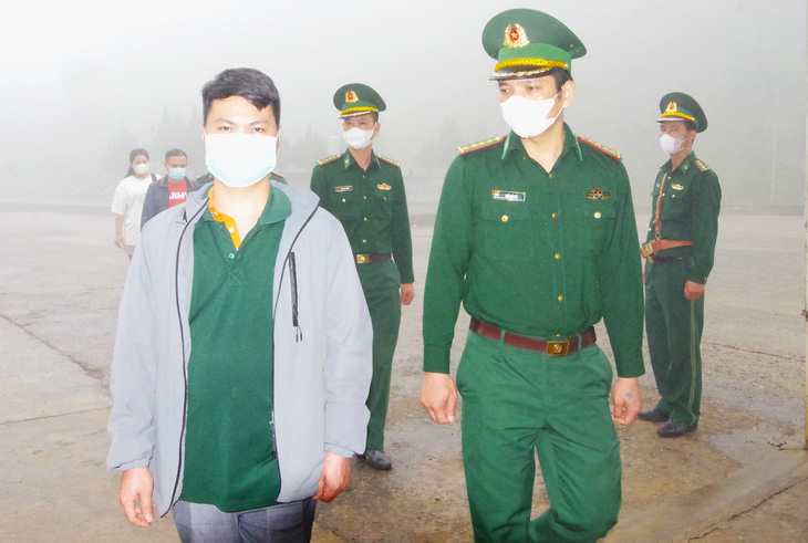 Lực lượng biên phòng giải cứu 4 nạn nhân bị bán sang Lào hồi đầu tháng 4-2024 - Ảnh: T.M.